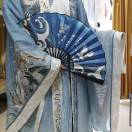 一人撑伞接落花