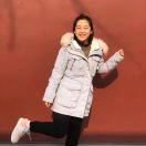 发梢有朵草莓叶