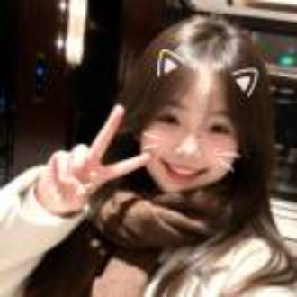 在山腰间飘逸的红雨